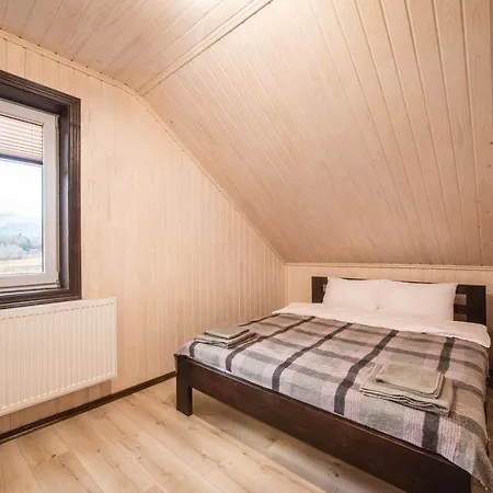 під горбком