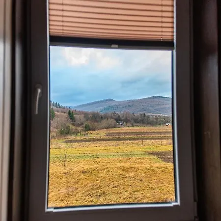 під горбком *