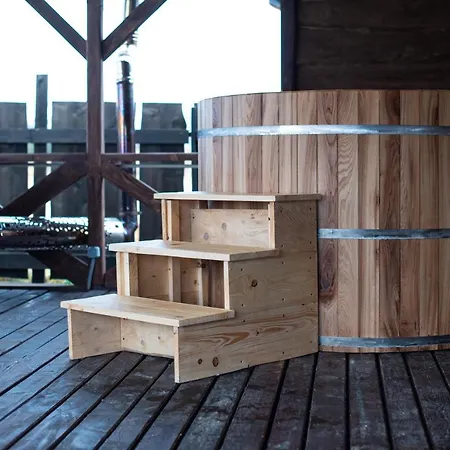 під горбком *