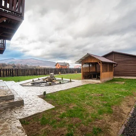 під горбком *