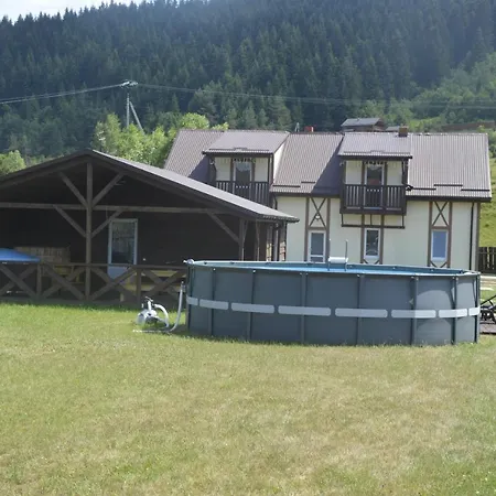 під горбком