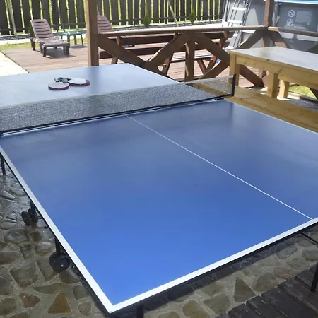 під горбком *