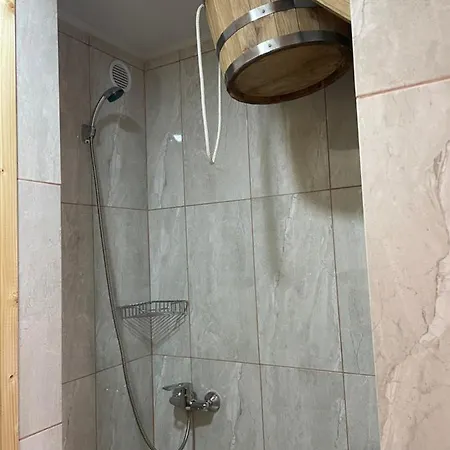 під горбком *